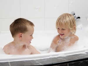 Kinderen in bubbelbad met bubbels